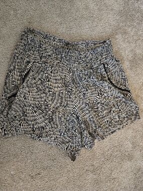 High-Rise Print Women's Shorts - Black & Tan/Cream Small